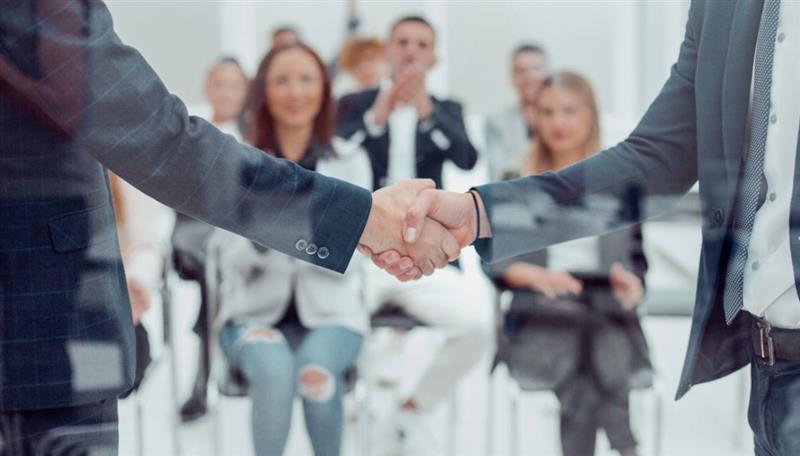 mani che si stringono